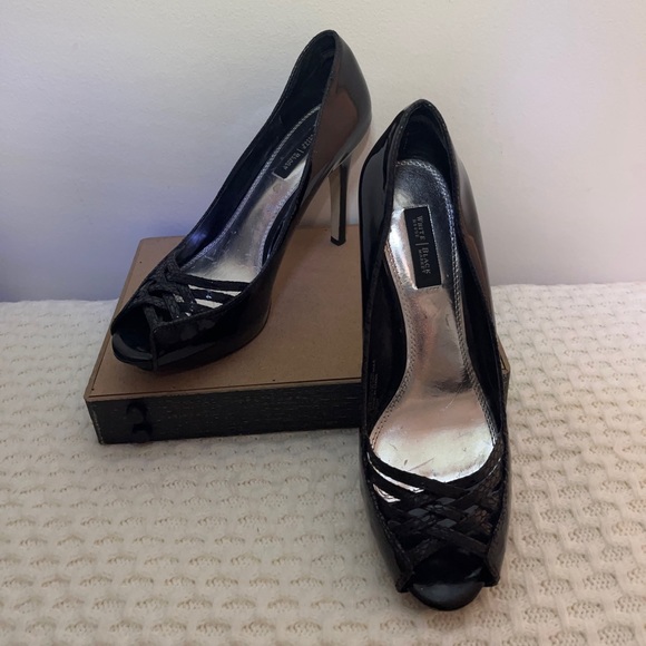 White House / Black Market Black Pumps Size 7.5 - Picture 2 of 3